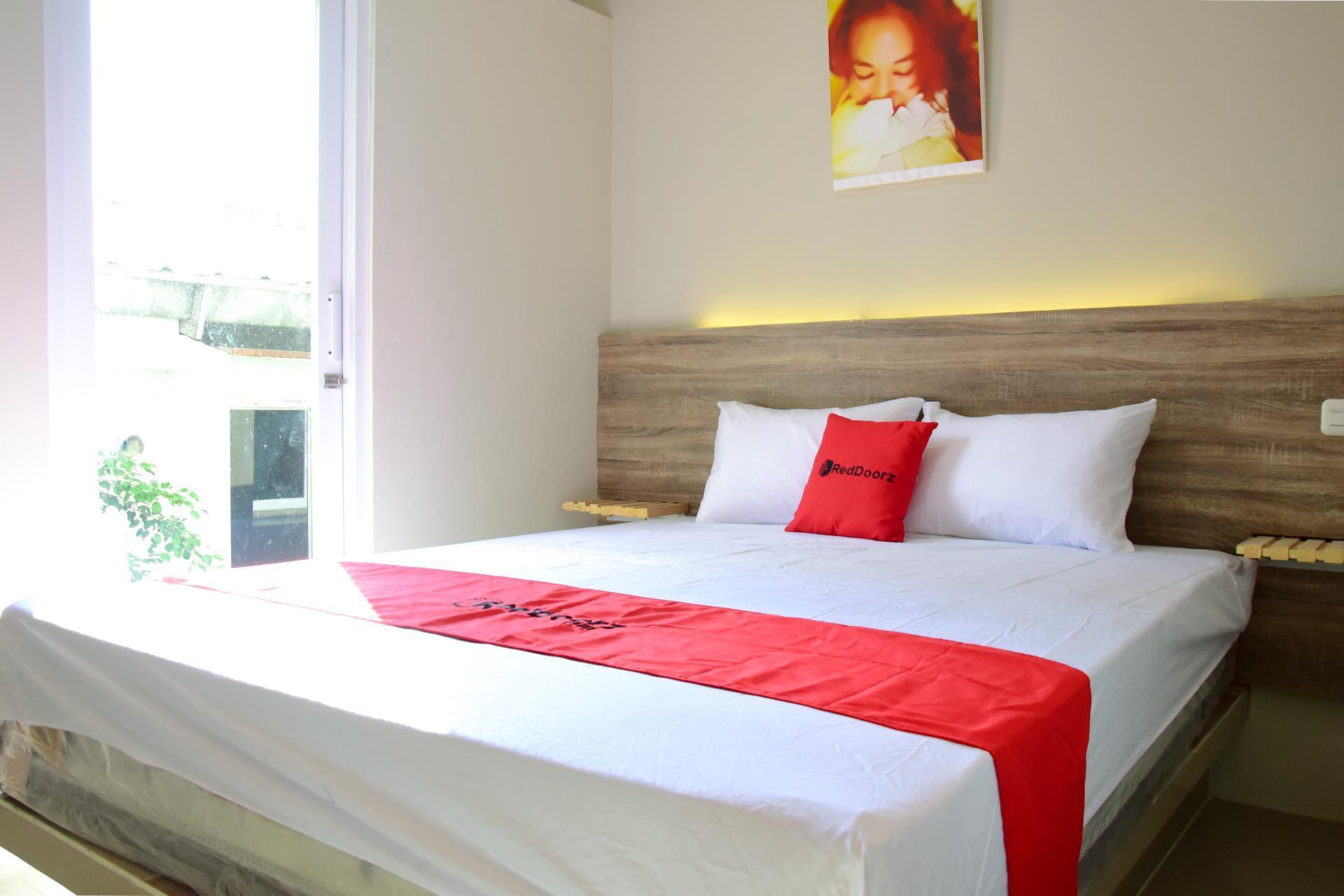 เรดดอร์ซ เนียร์ มังการ์ ดูวาสแควร์ Hotel จาการ์ตา ภายนอก รูปภาพ